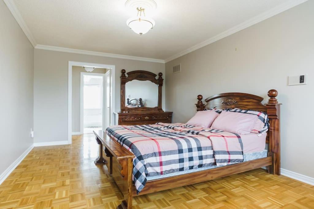 Beautiful Home 4 Bed, 3 Bath, Garage, Backyard! Mississauga Esterno foto