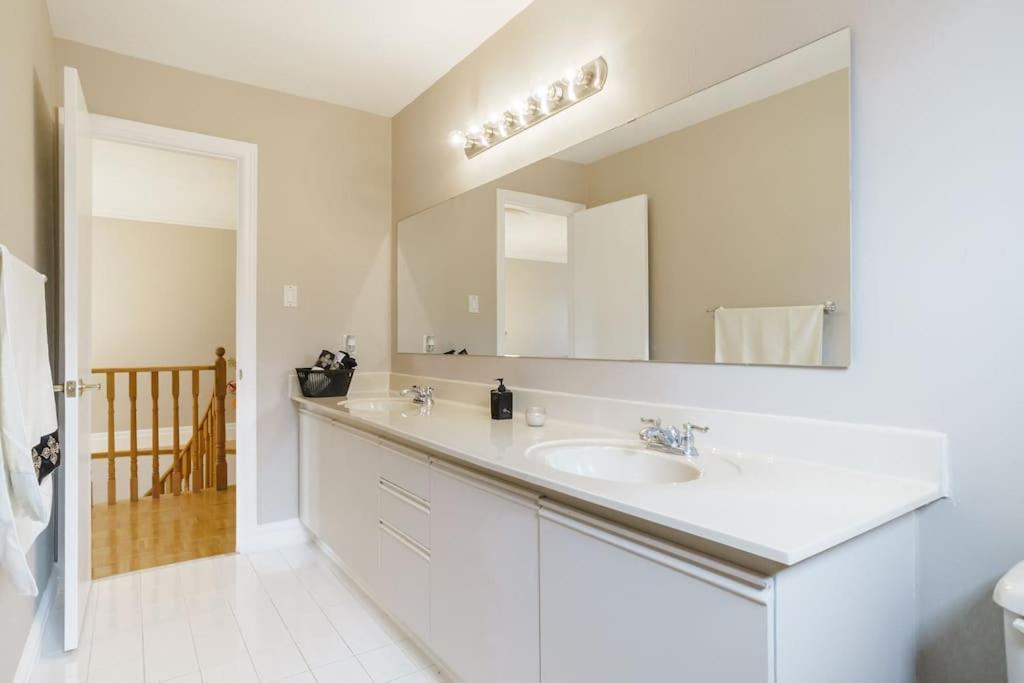 Beautiful Home 4 Bed, 3 Bath, Garage, Backyard! Mississauga Esterno foto