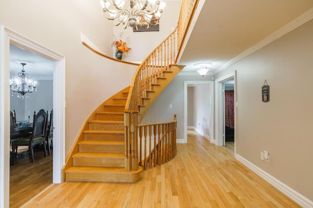 Beautiful Home 4 Bed, 3 Bath, Garage, Backyard! Mississauga Esterno foto